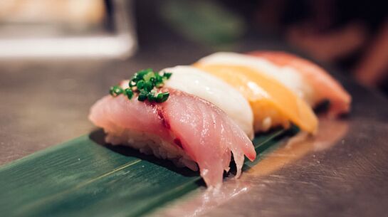 Les plats de poisson frais sont un trésor de protéines et d'acides gras dans l'alimentation japonaise