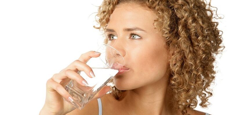 Dans votre alimentation, vous devez boire 1, 5 litre d'eau purifiée en plus d'autres liquides