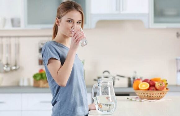 Boire de l'eau avant les repas, régime paresseux pour perdre du poids