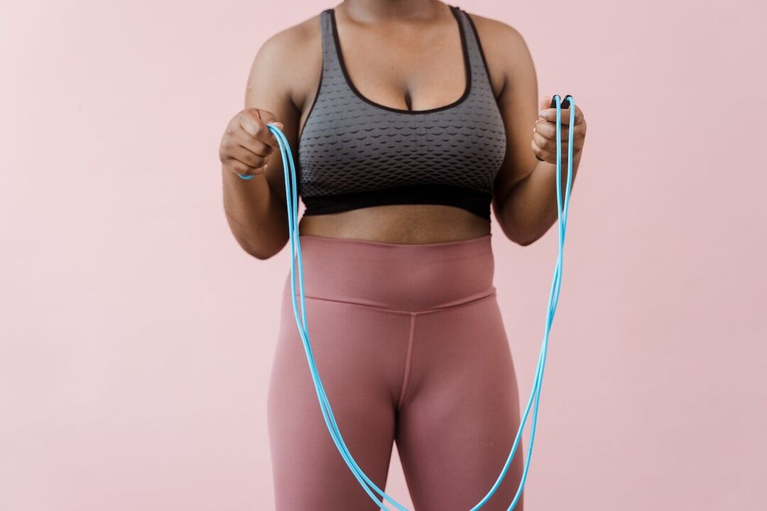 La corde à sauter est un exercice aérobique qui peut vous aider à perdre du poids au niveau de la région abdominale. 
