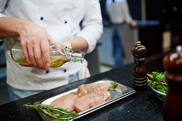 Mangez du poulet et de l'huile d'olive avec un régime cétogène